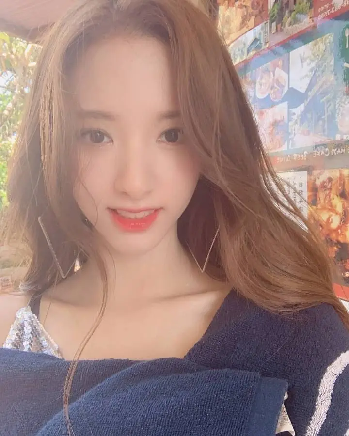 우주소녀 보나의 중학교 시절.insta