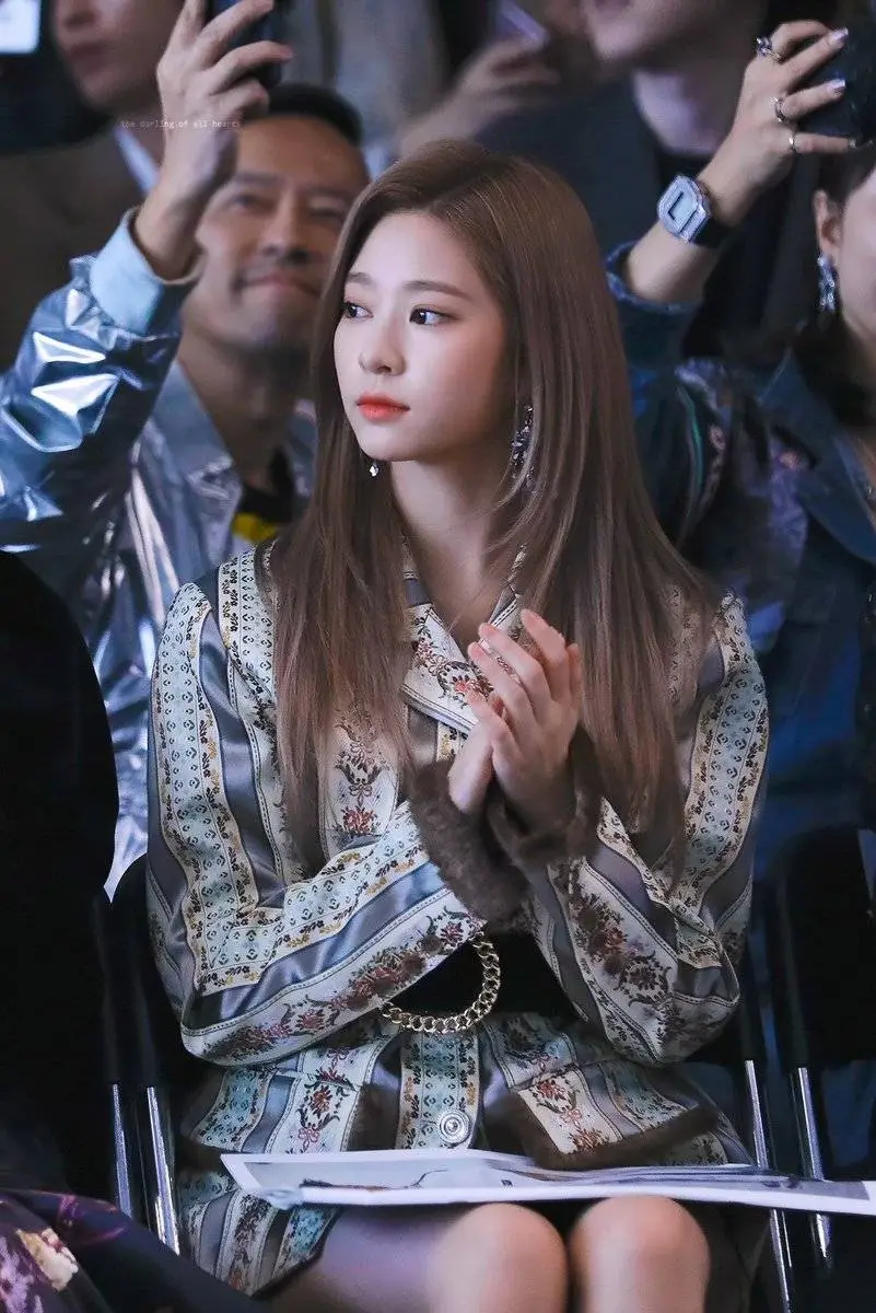 [어제자 서울패션위크] 아이즈원 김민주