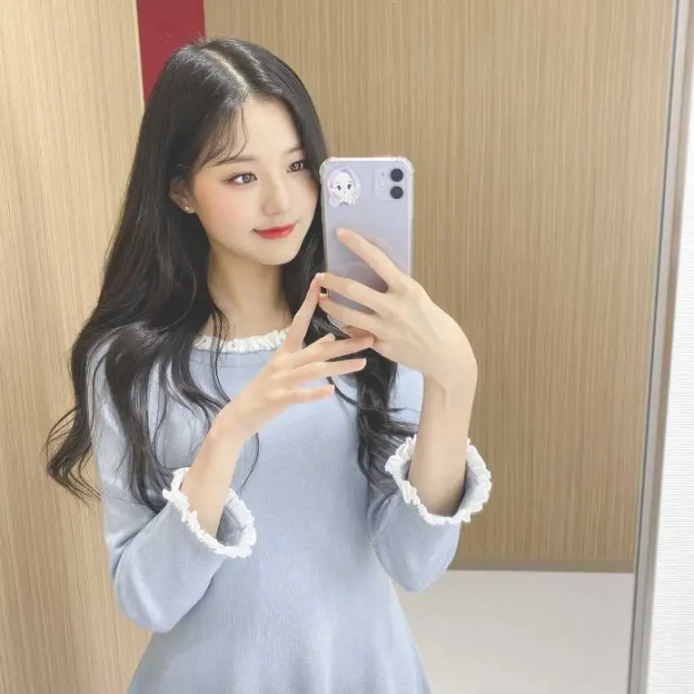 셀카찍는 아이즈원 장원영.insta