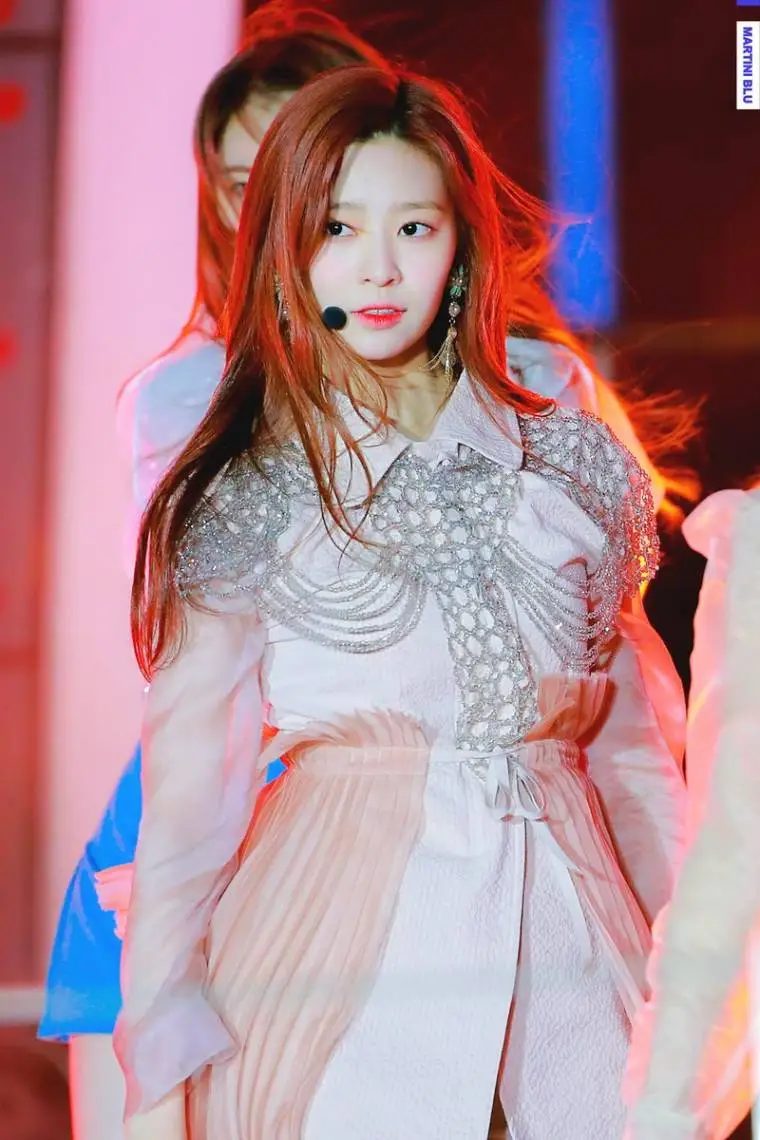 무대위 # 아이즈원 #김민주.jpg