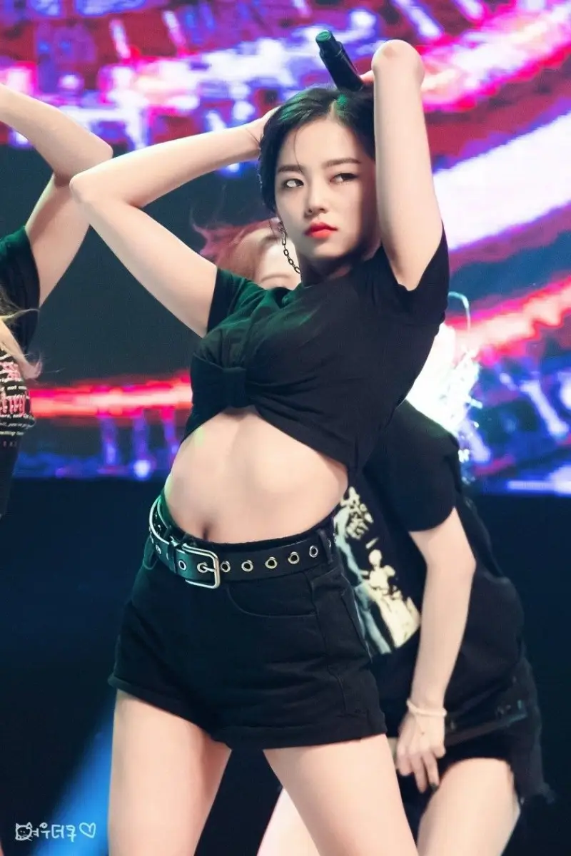 뇌쇄적인 CLC 예은.jpg
