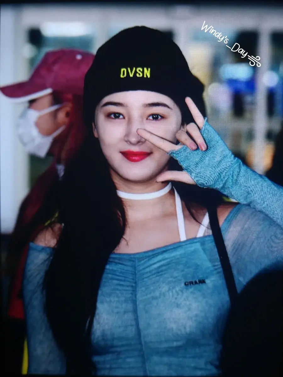 출국하는 모모랜드 낸시 + insta