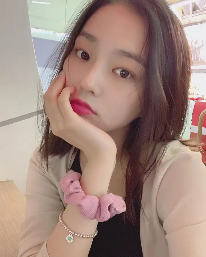 clc 장예은 인스타.jpg