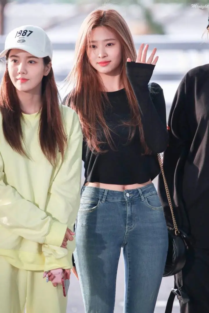 공항에서.. #아이즈원 #김민주.jpg