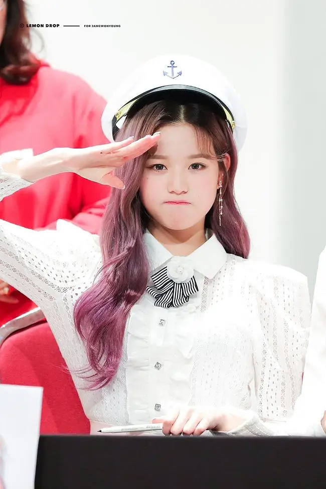 경례하는 아이즈원 장원영