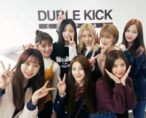 걸그룹 ‘모모랜드’ 단체사진 공개…“매일매일 열심히!”
