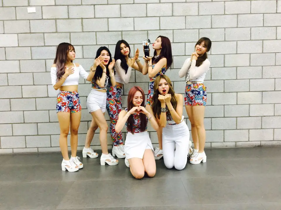 아이오아이 1위 인증샷 (더쇼 트위터).jpg