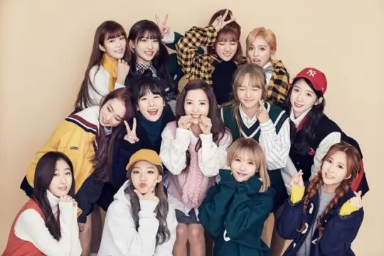 우주소녀, 데뷔 1년만에 교복모델 발탁…대세 입증