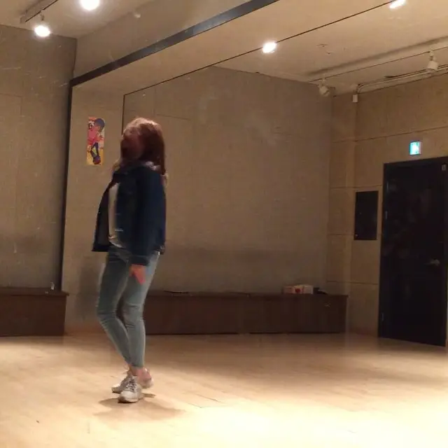 해령(베스티) 151230 인스타그램 - 혜랑쌤 안무 카피 해봤어요 하하..