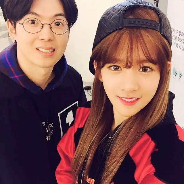 우주소녀 160323 인스타그램 - 촬영 끝나고 보미선배님께서 사진 같이 찍어주셨어요!!