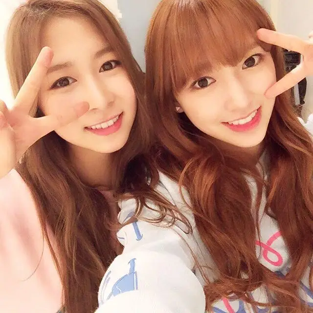 우주소녀 160323 인스타그램 - 촬영 끝나고 보미선배님께서 사진 같이 찍어주셨어요!!