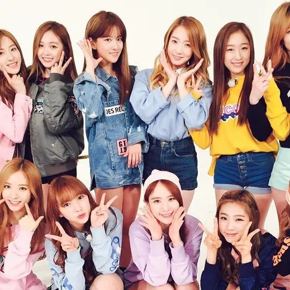우주소녀 160323 인스타그램 - 촬영 끝나고 보미선배님께서 사진 같이 찍어주셨어요!!