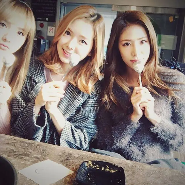 효은(스텔라) 151211 인스타그램 - 스케쥴하나끝내고 잠을못잔 우리멤버들은 쓰러짐