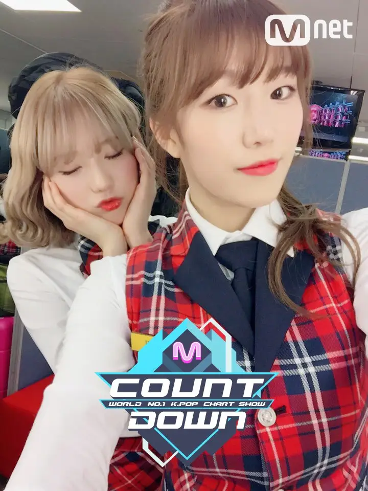 오늘자 엠카 우주소녀 대기실