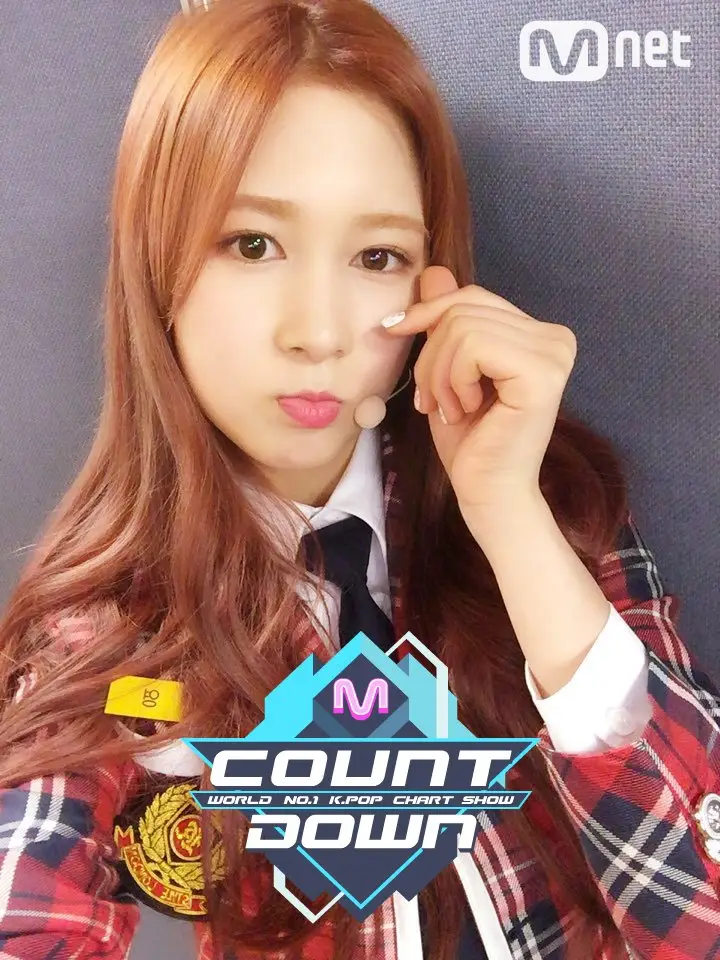 오늘자 엠카 우주소녀 대기실