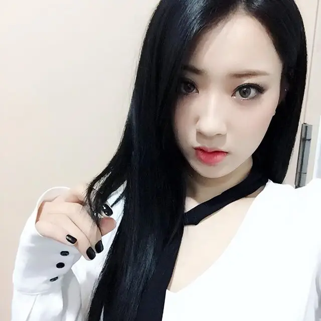 경리(나인뮤지스) 160218 인스타그램 - 일터에서 만나니 반갑구만