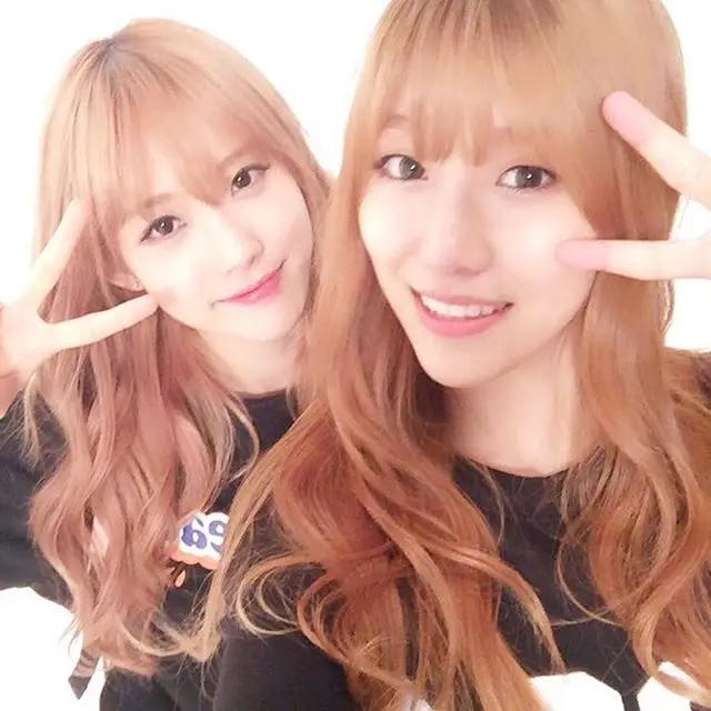 우주소녀 160323 인스타그램 - 촬영 끝나고 보미선배님께서 사진 같이 찍어주셨어요!!