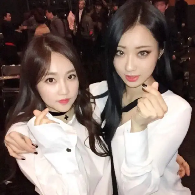 경리(나인뮤지스) 160218 인스타그램 - 일터에서 만나니 반갑구만