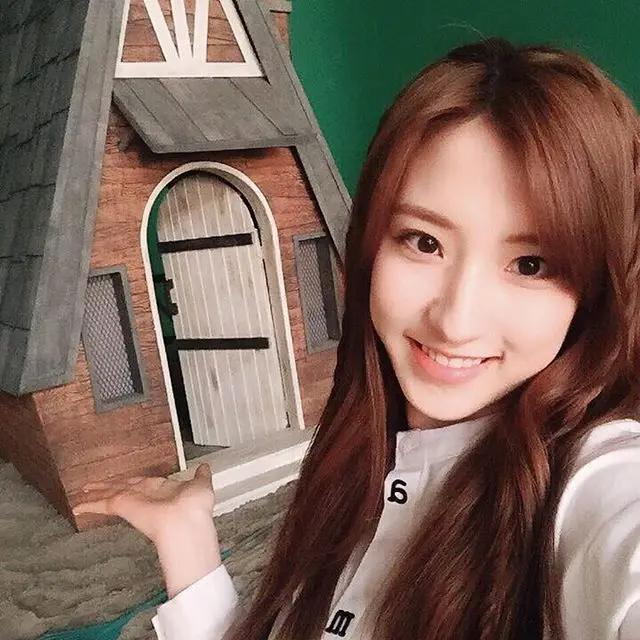 우주소녀 160314 인스타그램 - 즐거운 월요일의 오후입니당!!!!! (빠밤)