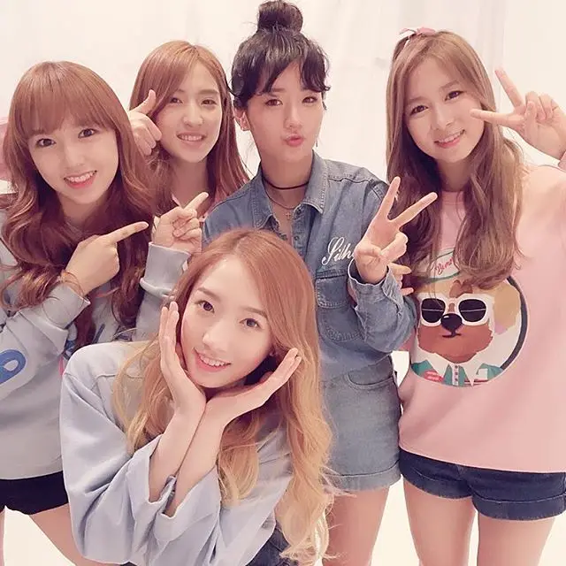 우주소녀 160323 인스타그램 - 촬영 끝나고 보미선배님께서 사진 같이 찍어주셨어요!!