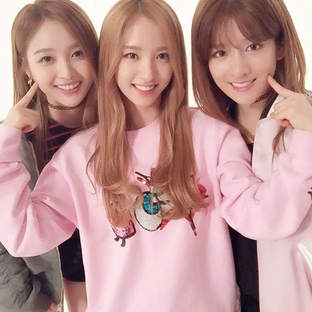 우주소녀 160323 인스타그램 - 촬영 끝나고 보미선배님께서 사진 같이 찍어주셨어요!!