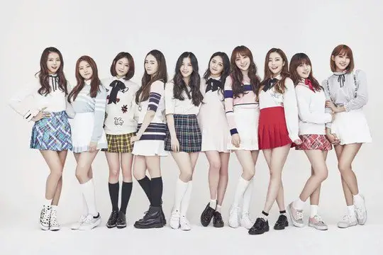I.O.I, 8월 컴백 시동...소미-나영, 야구장 시구-시타