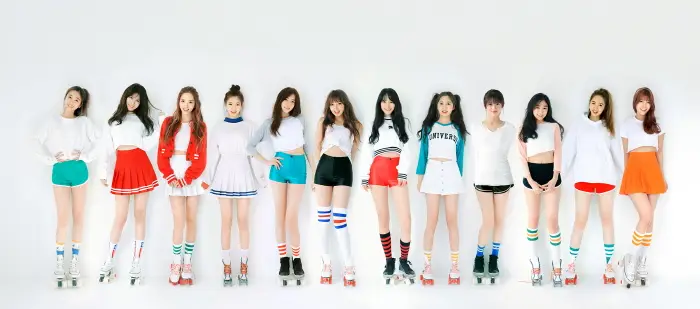 베일 벗는 우주소녀, 12인조 단체 화보 공개