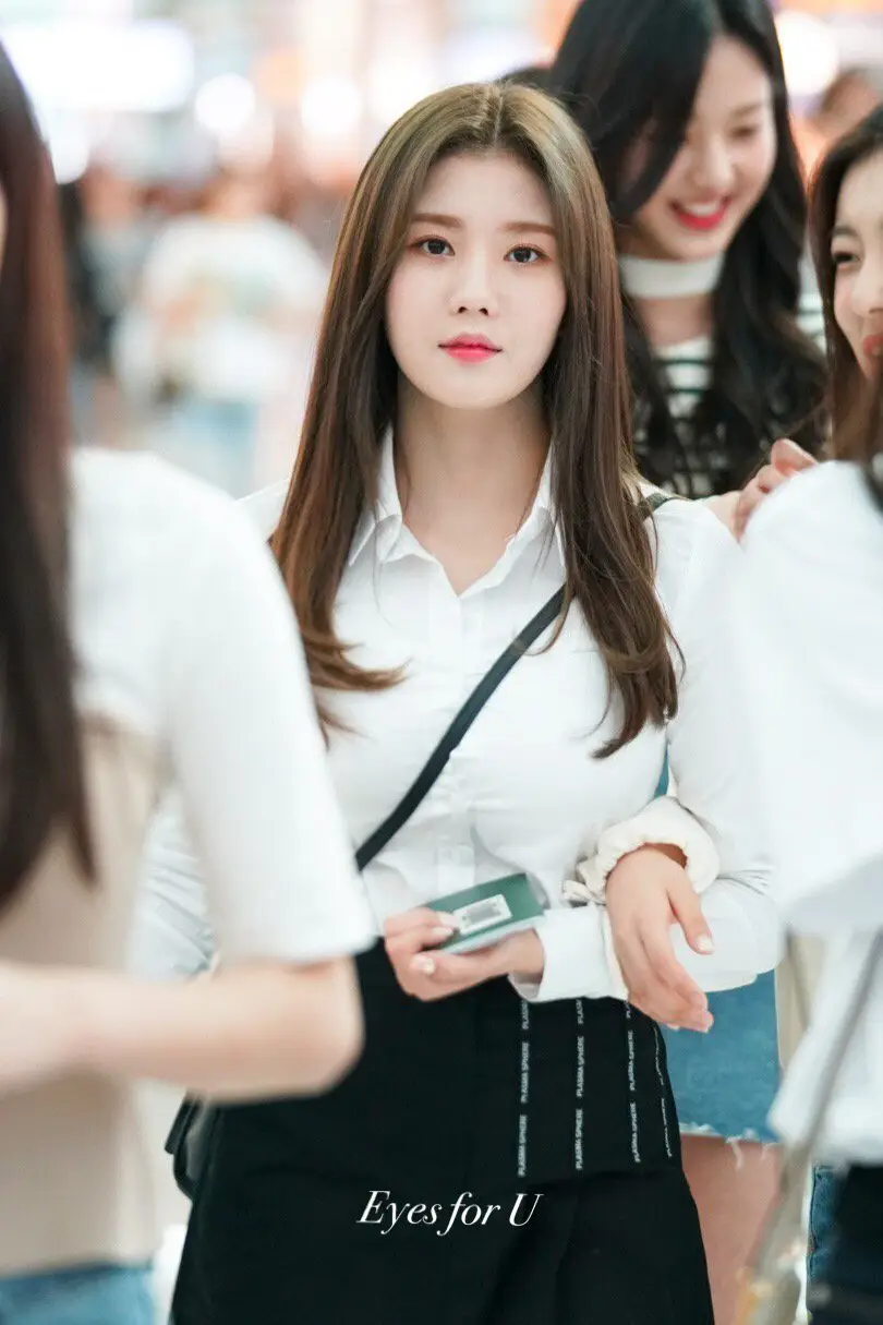 아이즈원 권은비 와이셔츠 공항