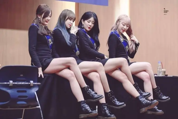 팬싸에서 다리 꼬고 포토타임 갖는 우주소녀