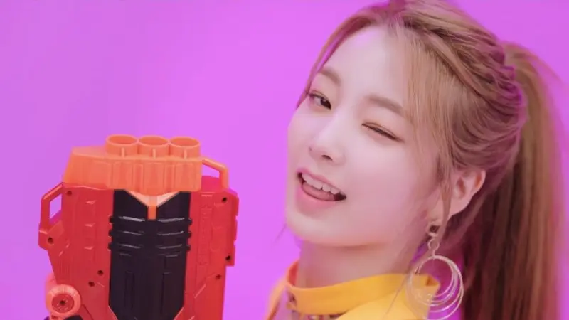 로켓펀치 리더 연희.jpg