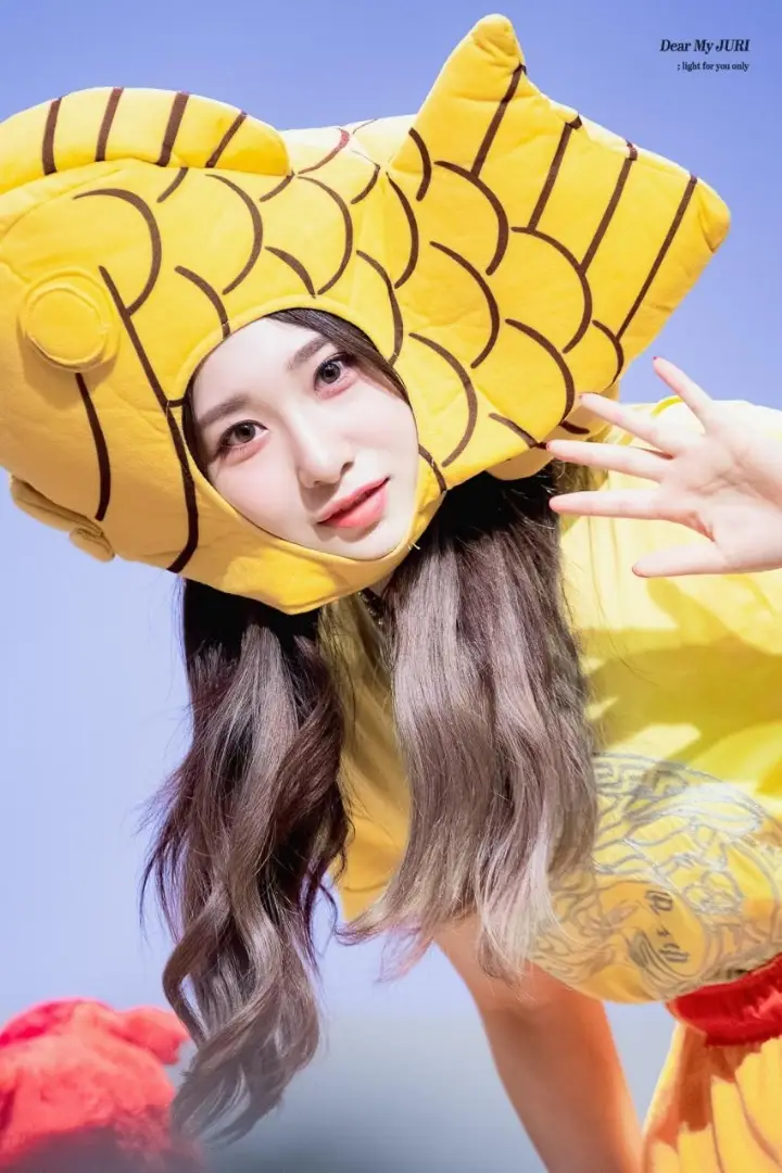 붕어빵 탈을 쓴 쥬리 (로켓펀치).jpg