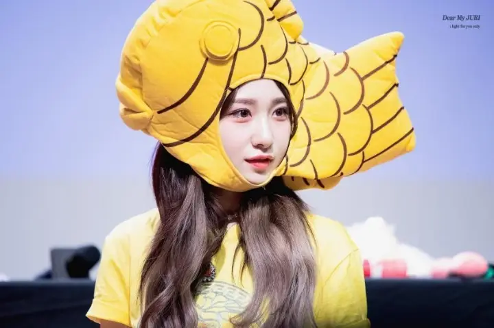 붕어빵 탈을 쓴 쥬리 (로켓펀치).jpg
