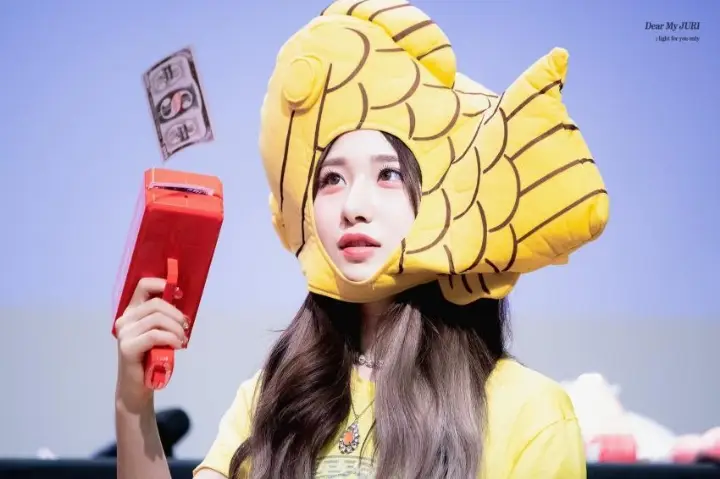 붕어빵 탈을 쓴 쥬리 (로켓펀치).jpg