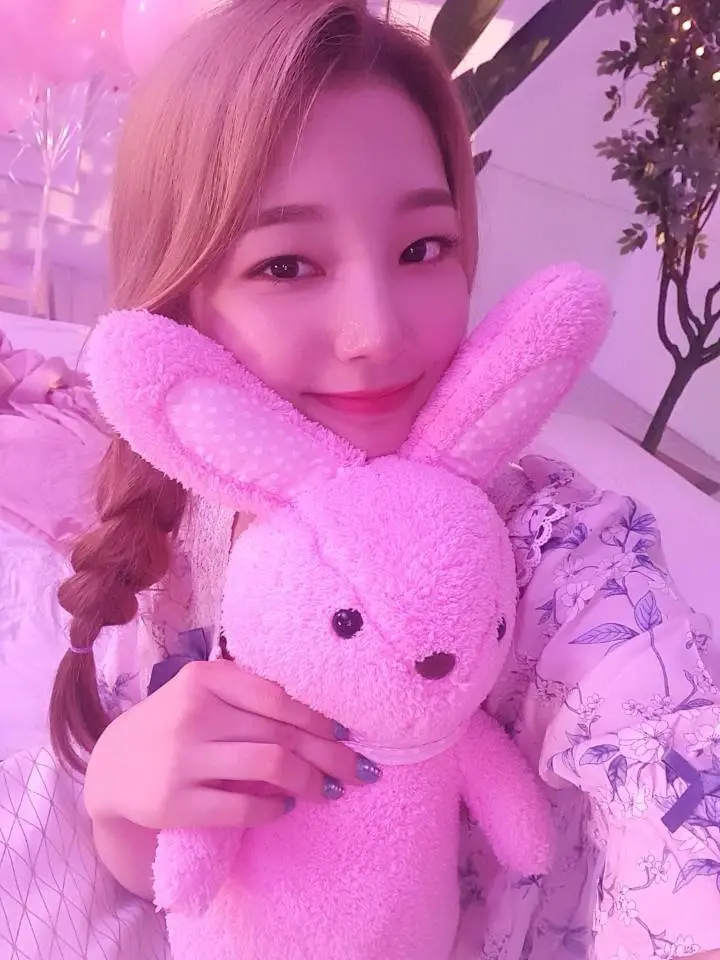 로켓펀치 눕방 셀카