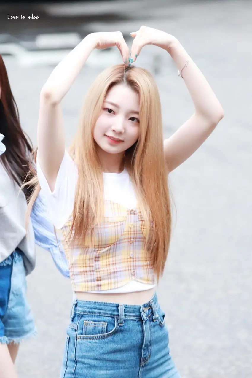 모닝 로켓펀치 연희.jpg