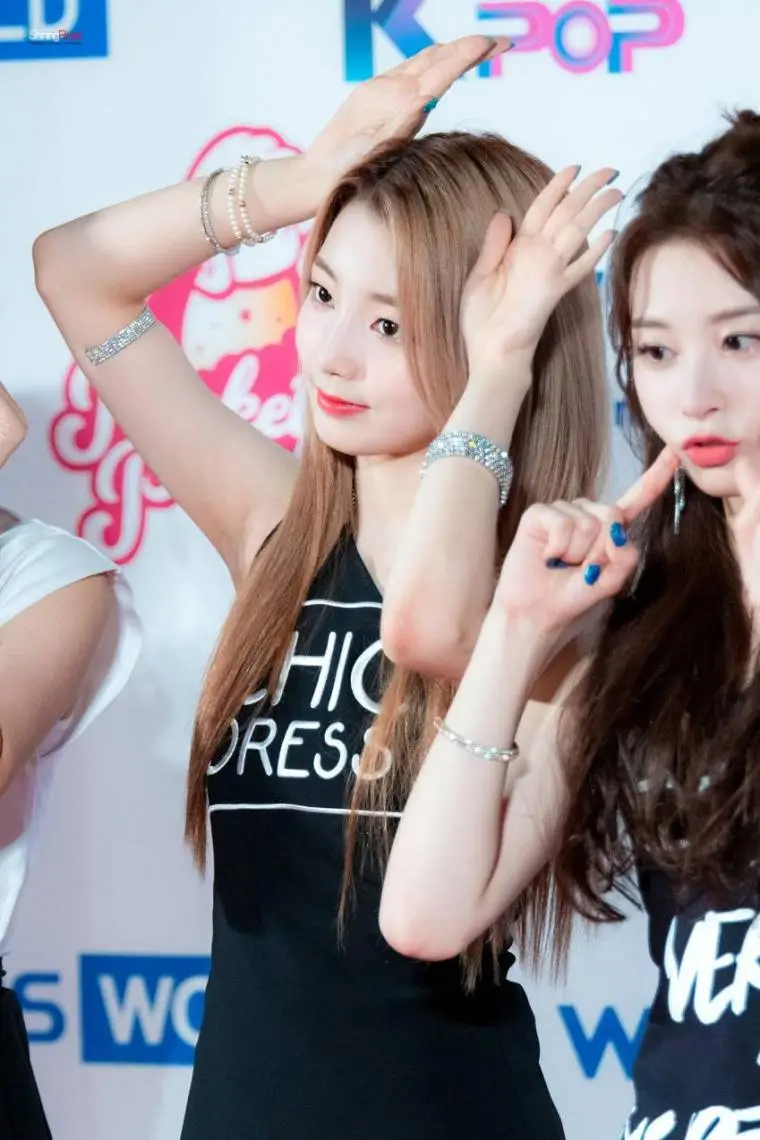 모닝 로켓펀치 연희.jpg