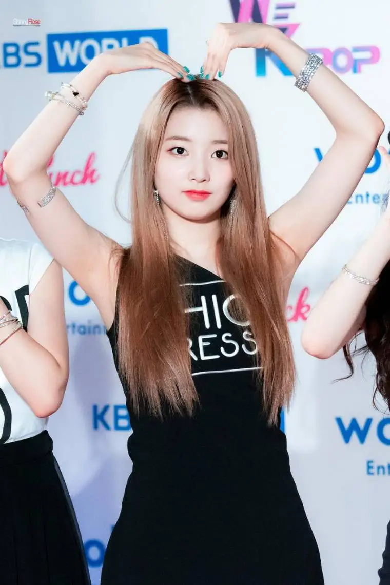 모닝 로켓펀치 연희.jpg