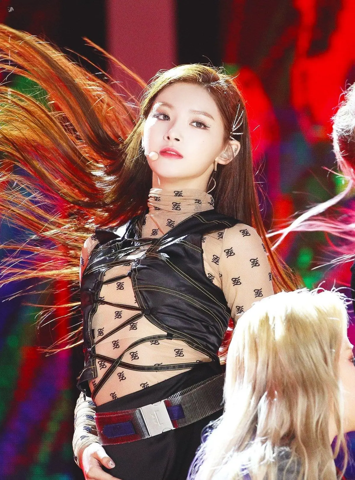 생머리가 잘어울리는 에버글로우 왕이런.jpg