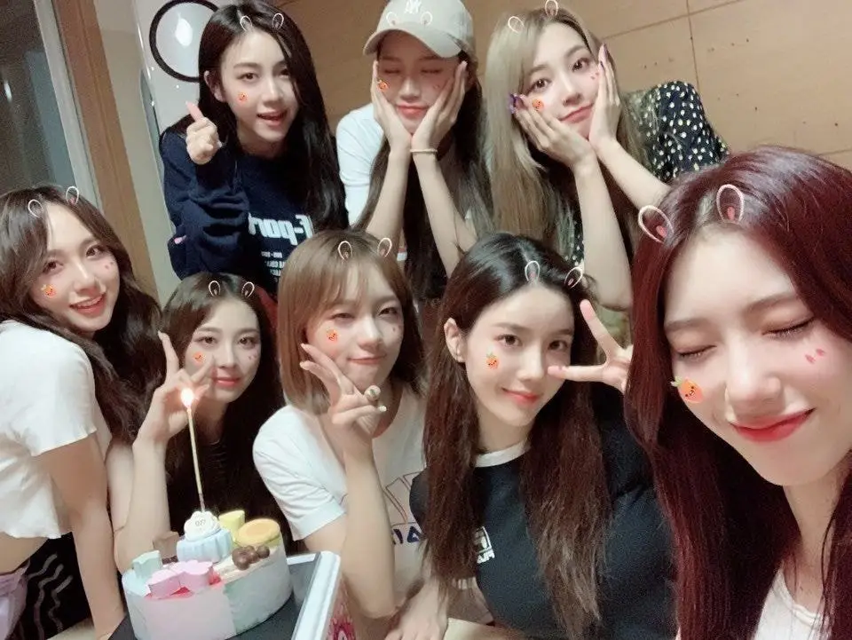 아이즈원 권은비,김채원과 로켓펀치와 찍은사진