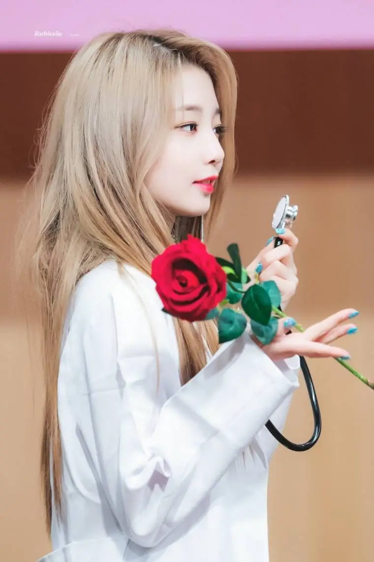 의사 가운 입은 로켓펀치 연희